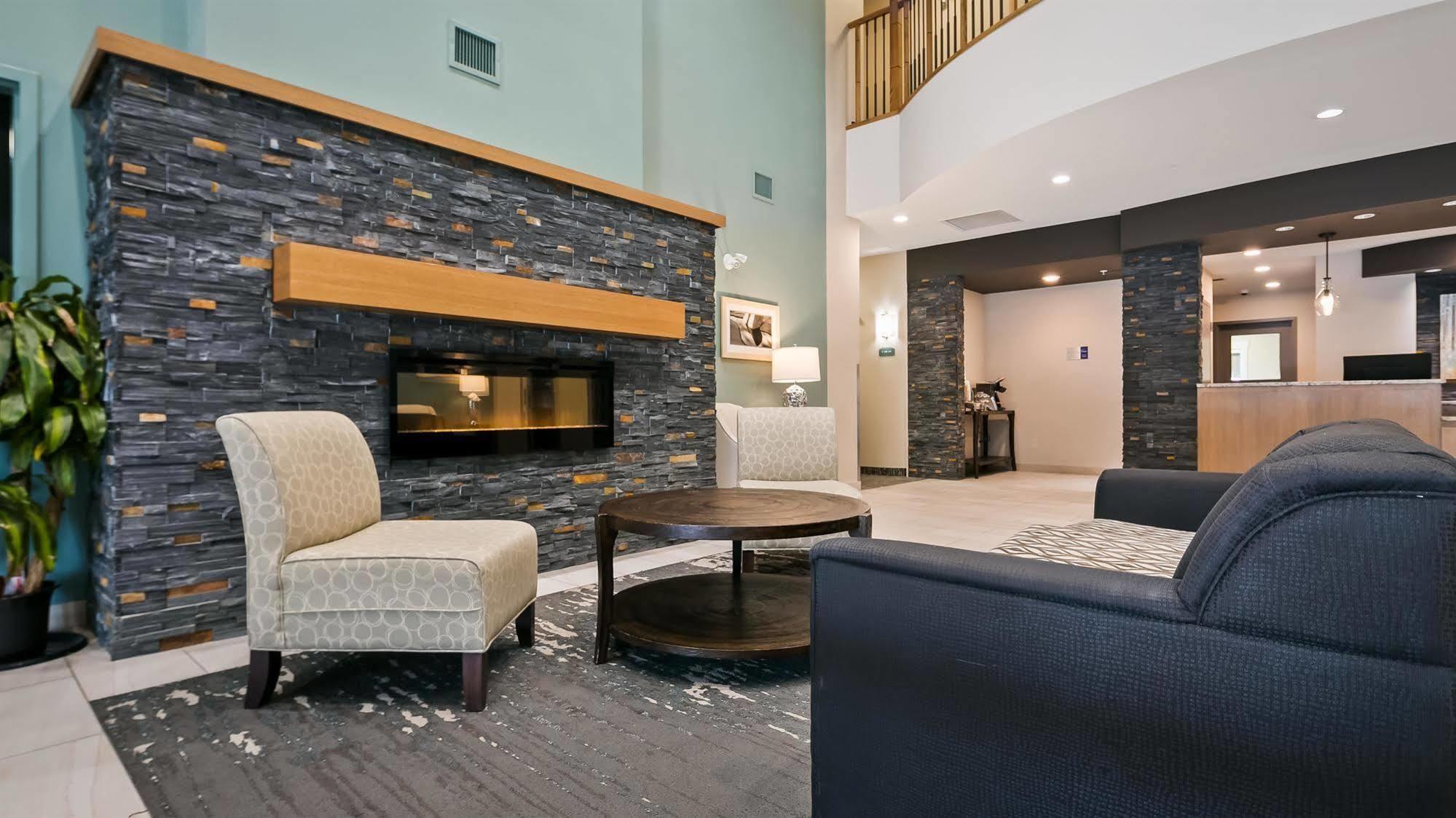 Best Western Plus Chestermere Hotel Ngoại thất bức ảnh