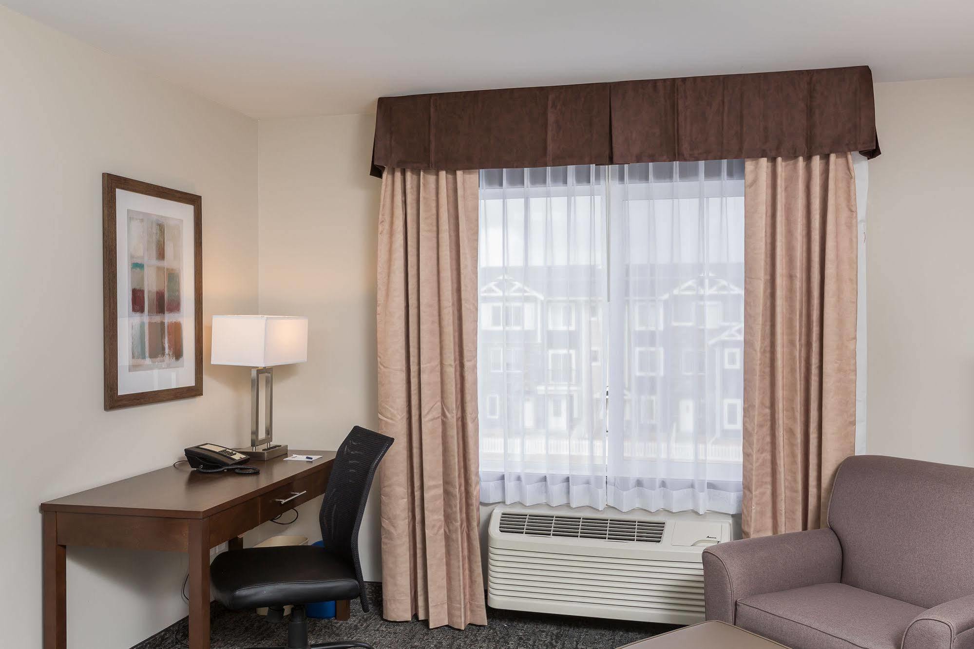 Best Western Plus Chestermere Hotel Ngoại thất bức ảnh